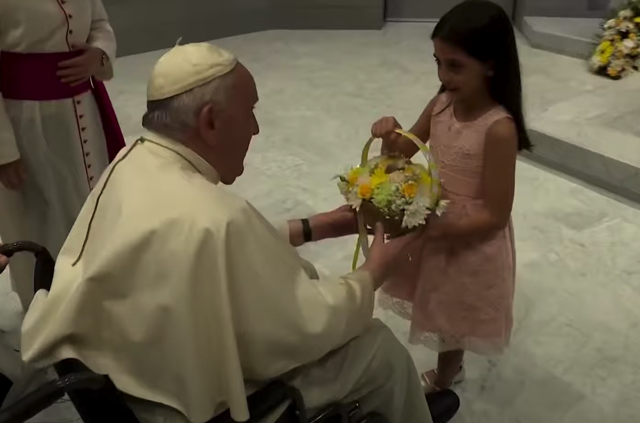 教宗與孩子互動親切。